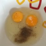 uova per Pesciolini di petto di pollo con contorno di pomodori impanati
