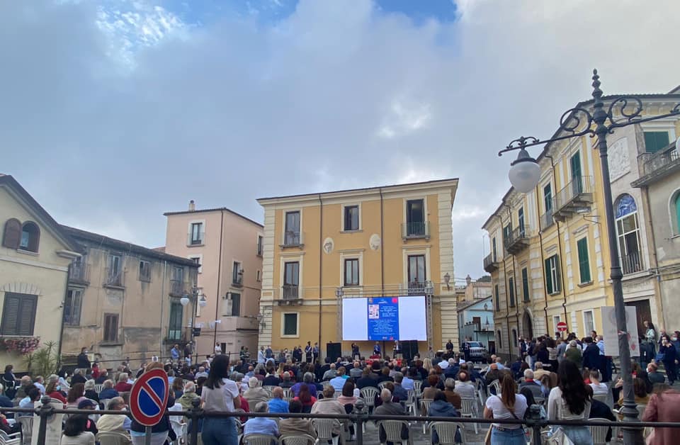 Chi è Giovanni Vescovo, nuovo postino di C'è Posta Per Te: altezza, età e  fidanzata