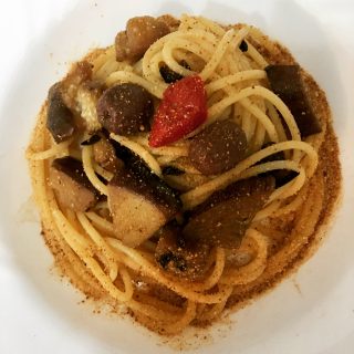 Spaghetti croccanti con olive e melanzane striate