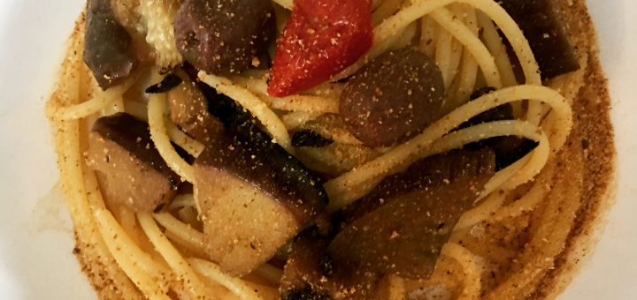 Spaghetti croccanti con olive e melanzane striate